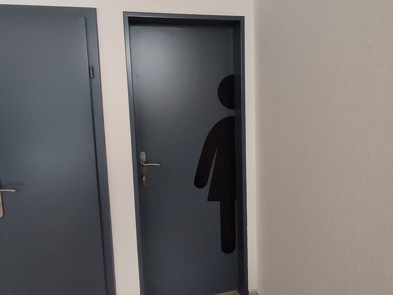 Felhasznált anyagok: Lézervágott plexi, savmart egyedi nyomtatású öntapadós üvegdekor
